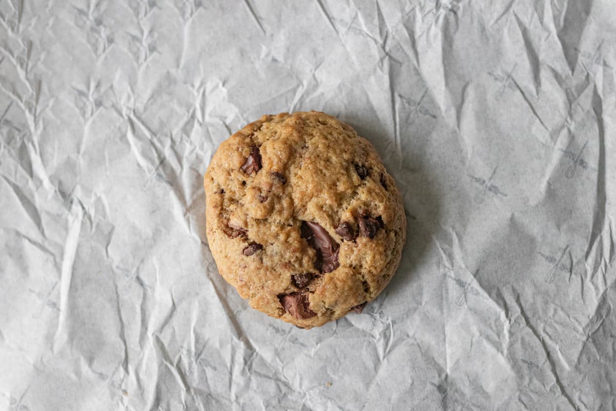 Cookie Lotus caramélisé posé sur un lin clair