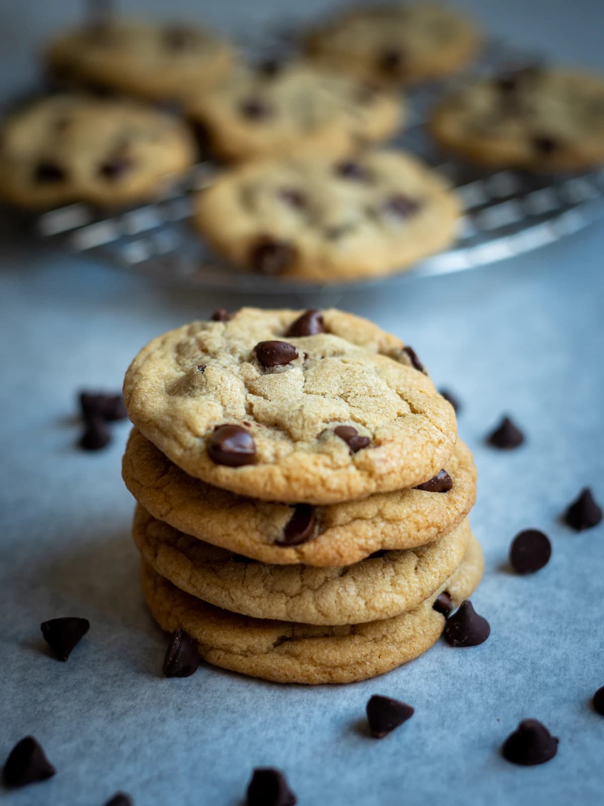 Pile de cookies aux pépites de chocolat sur assiette claire