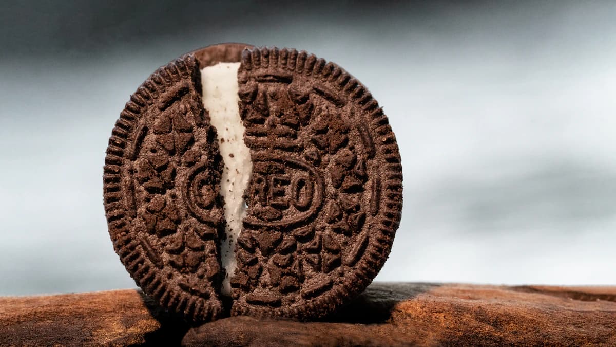 Gros plan sur un biscuit Oreo ouvert, fourrage blanc apparent