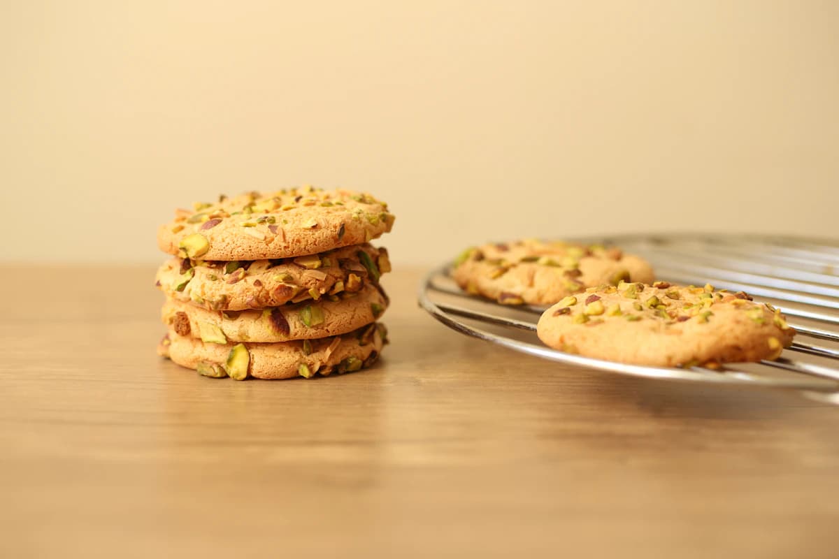 Cookies à la pistache empilés sur un plan de travail en bois