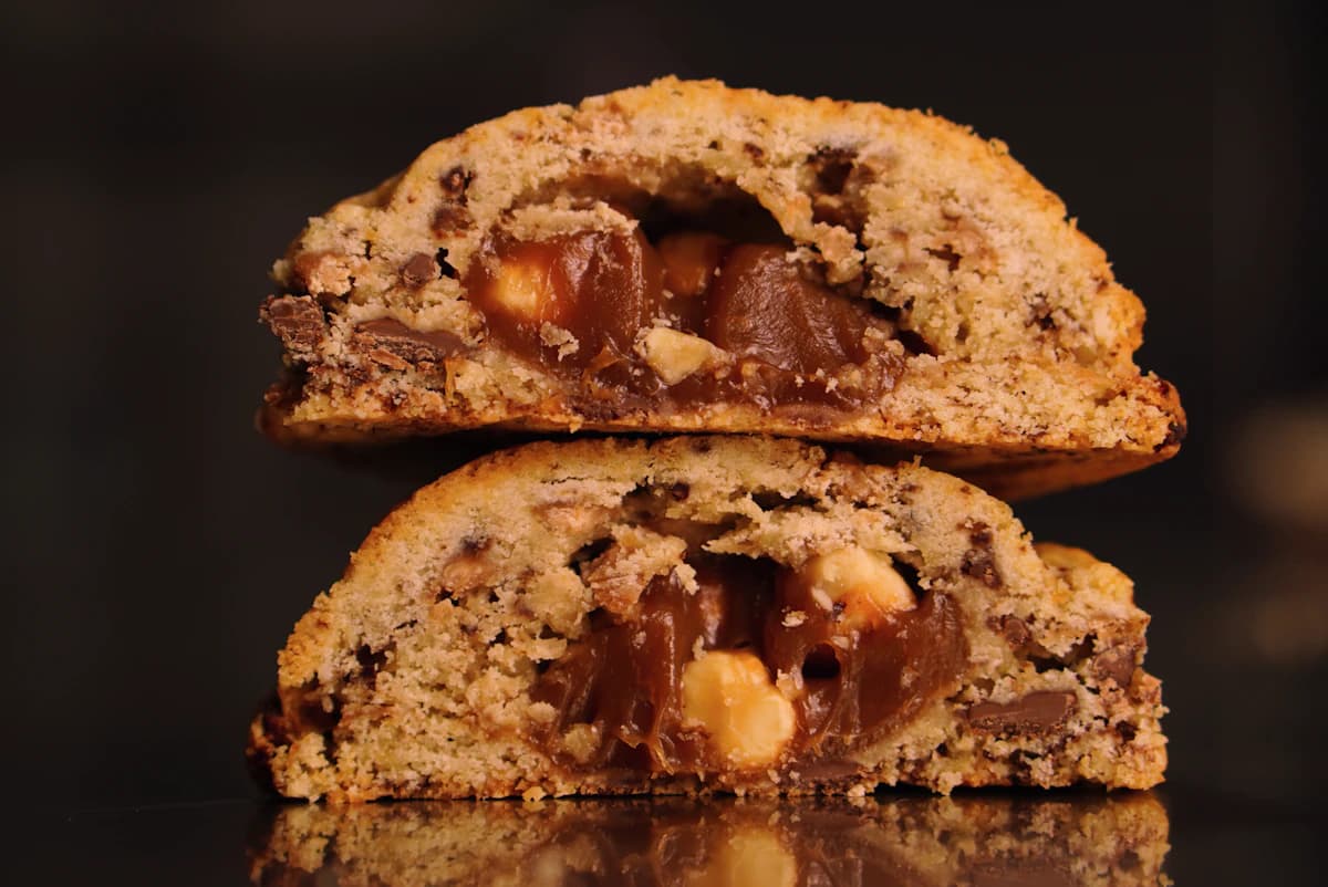 Deux cookies Snickers caramel-cacahuète en gros plan